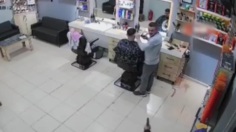  حلاق تركي يحتمي بزبونه وينجو من رصاص مهاجم