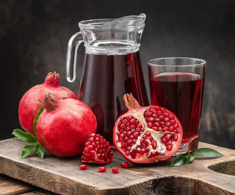 أيهما أفضل.. تناول حبات الرمان أم شرب عصيرها؟