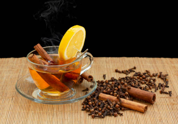 شاي القرنفل والقرفة لعلاج خمول منتصف النهار