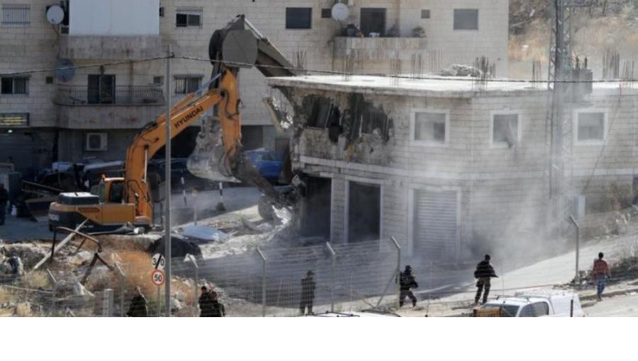 هدم بناية وإصابة فلسطينيين باعتداءات المستوطنين واقتحام الأقصى