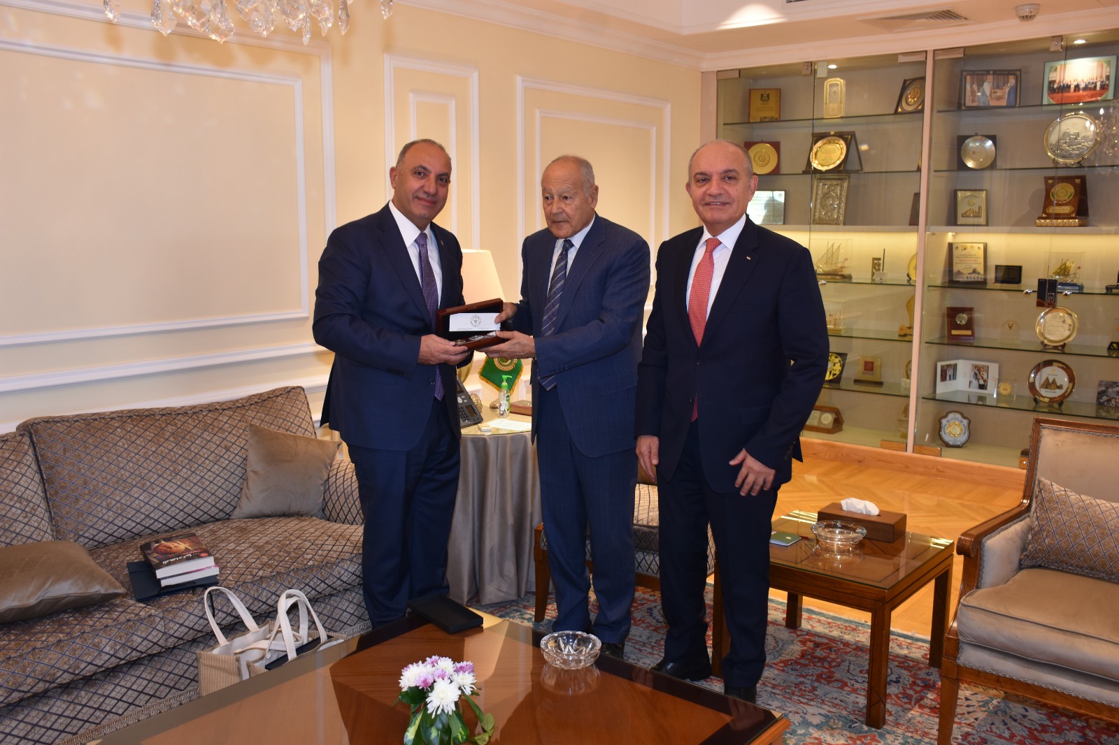 بعد تكريمه بجائزة أفضل رئيس بلدية على المستوى العربي .. الشواربة يلتقي أبو الغيط