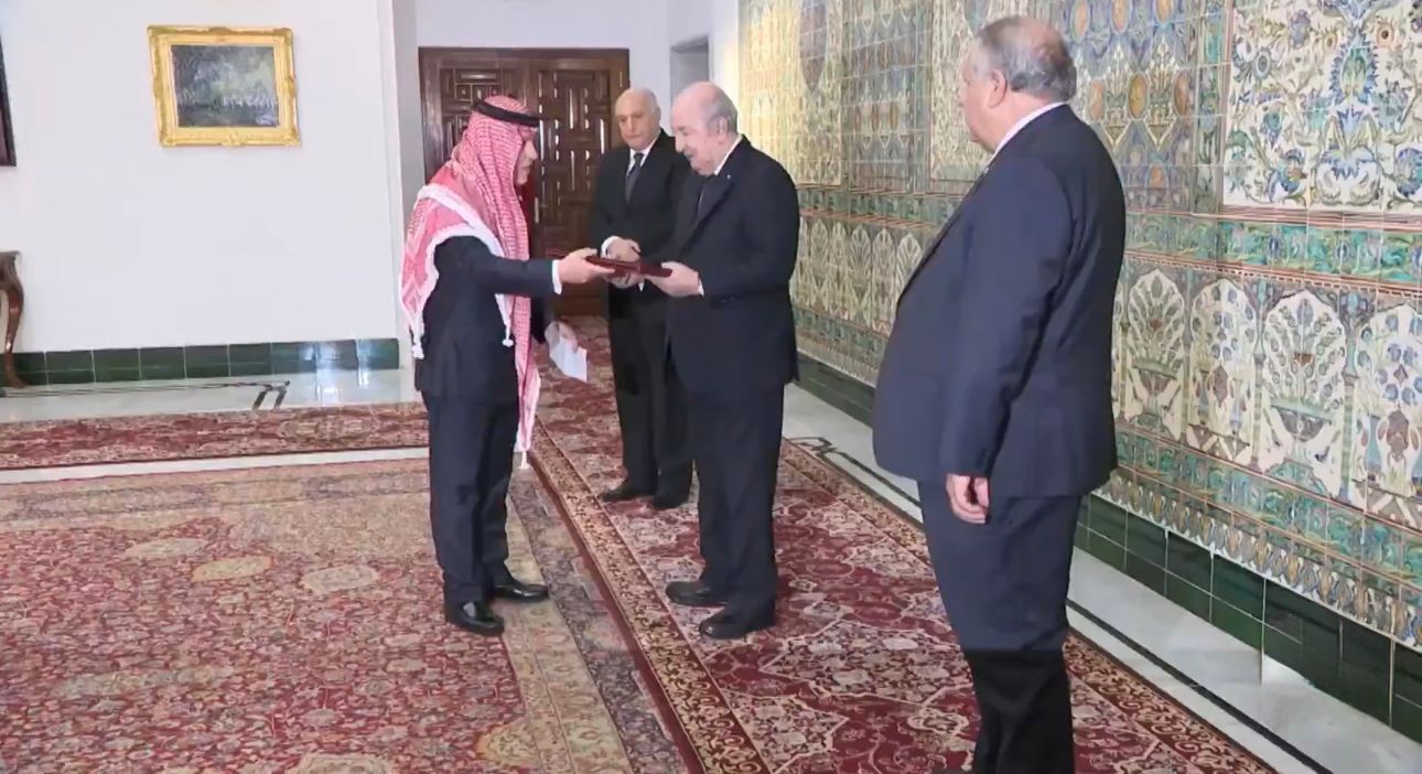 السفير عاهد سويدات يقدم أوراق اعتماده للرئيس الجزائري