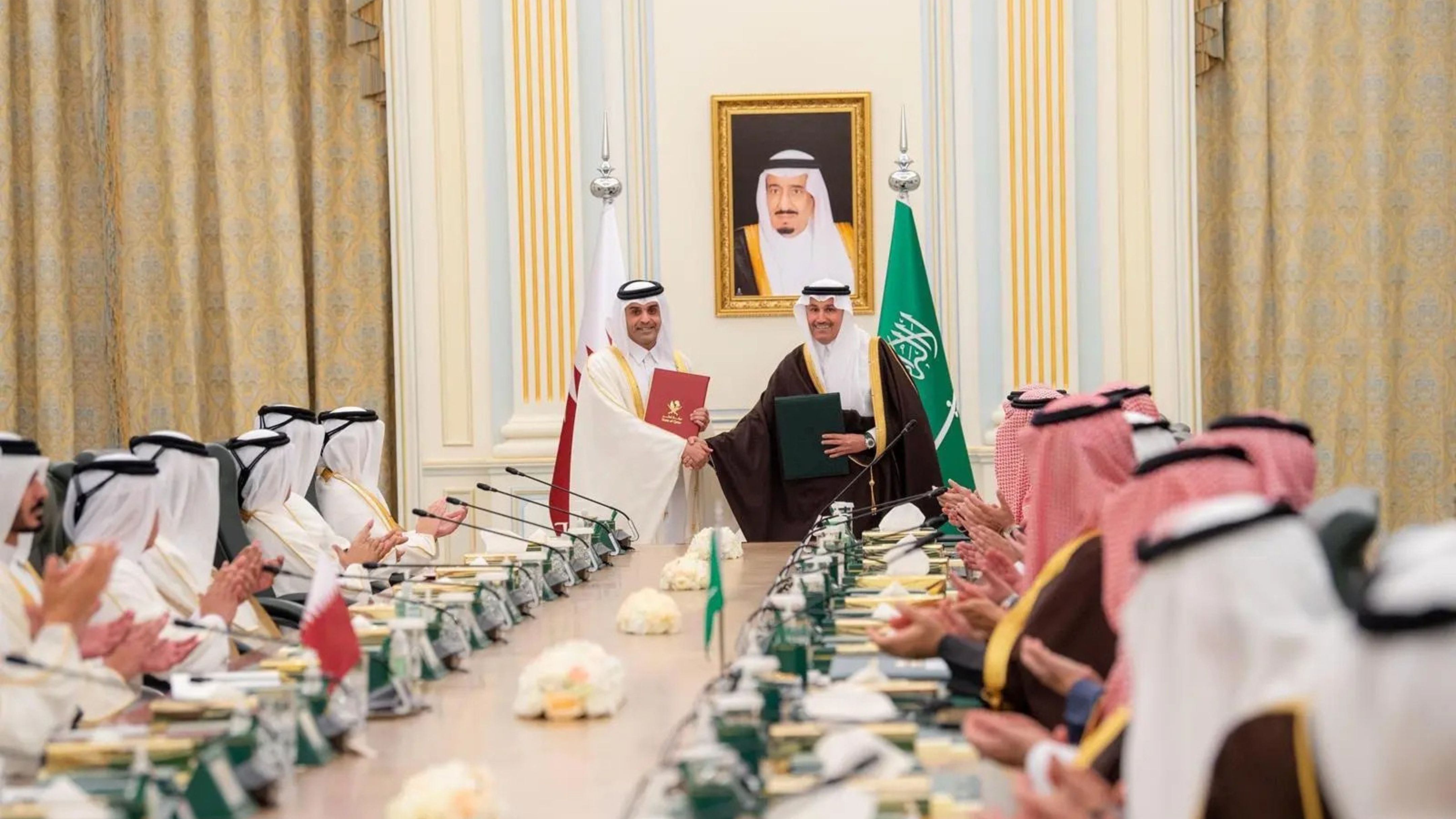 اتفاقية بين السعودية وقطر لتنفيذ مشروع قطار كهربائي سريع يربط بينهما