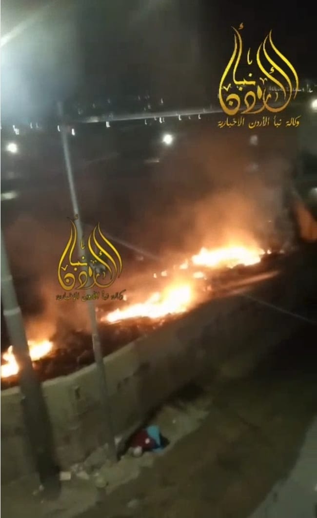 جريمة بحق الذاكرة .. مجهولون يحرقون مقبرة مخيم البقعة (فيديو)