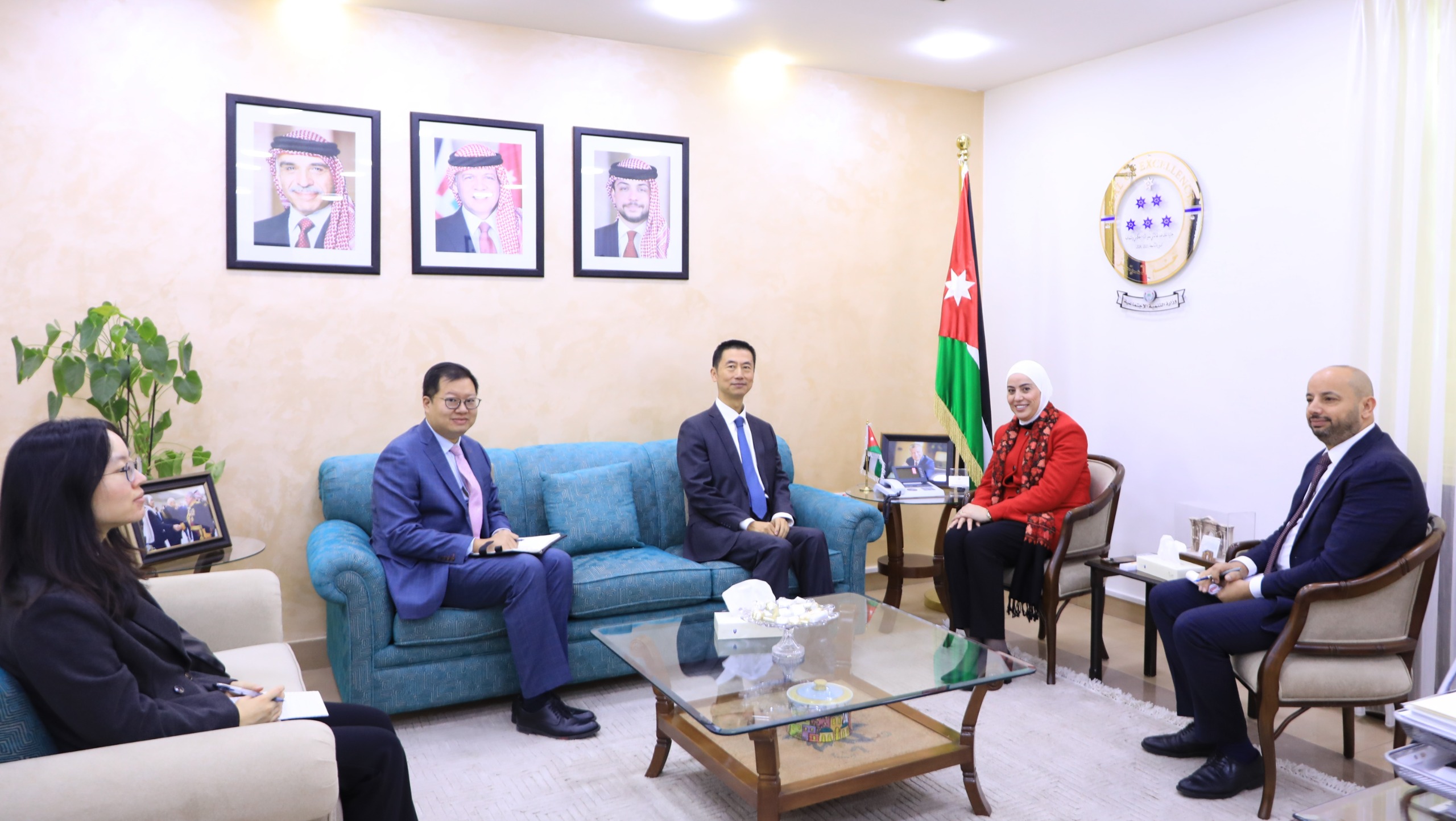 وزيرة التنمية الاجتماعية تلتقي السفير الصيني في عمان لبحث التعاون في عدد من البرامج الاجتماعية  