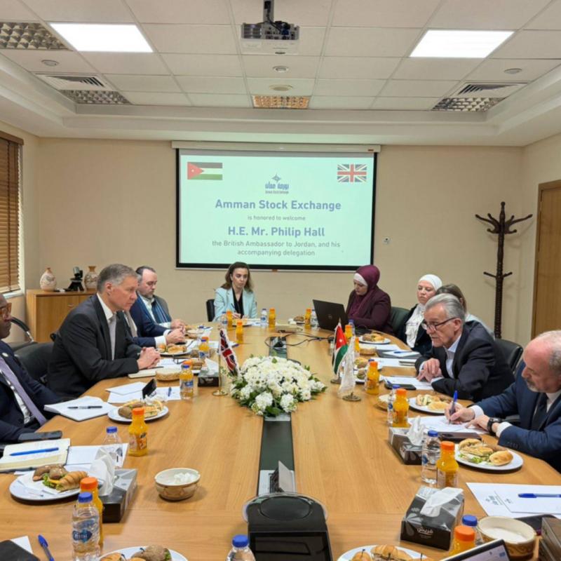 بورصة عمّان تستقبل السفير البريطاني والوفد المرافق له
