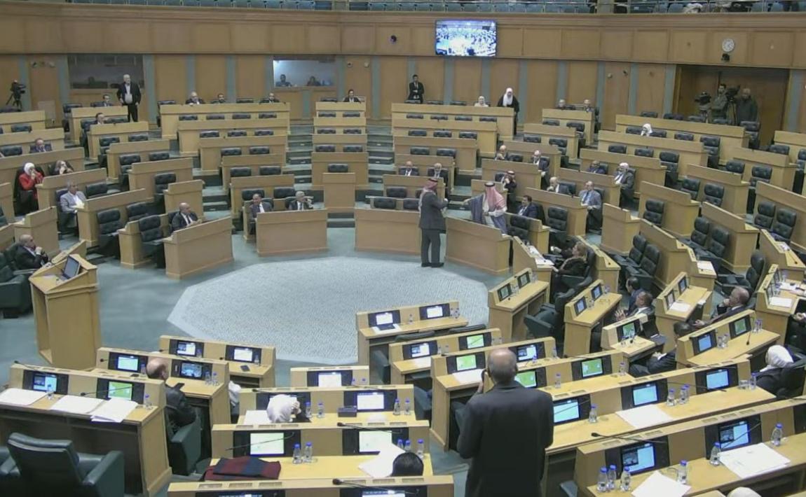 عراك كاد أن يندلع بين نائبين خارج القبة… وموظفو المجلس يتدخلون في اللحظة الحاسمة