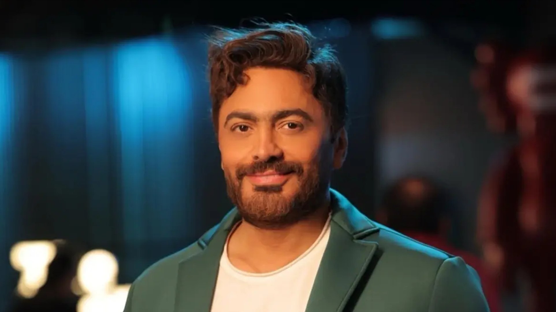 سيغني جالساً بحفله القادم.. آخر تطورات الحالة الصحية لتامر حسني