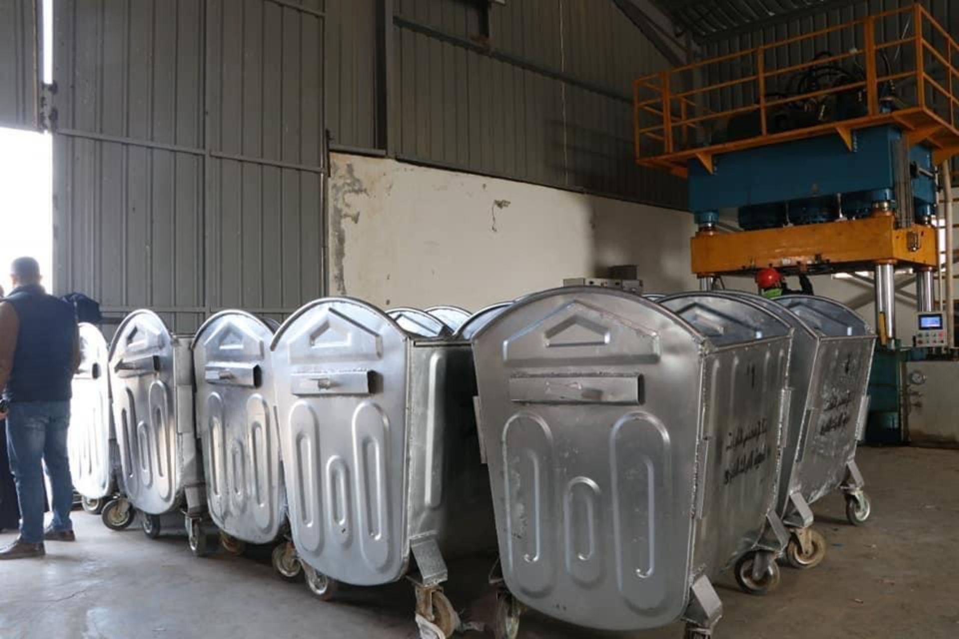 الأمانة تعيد 19 ألف دينار لمواطن بعد رميها في حاوية النفايات