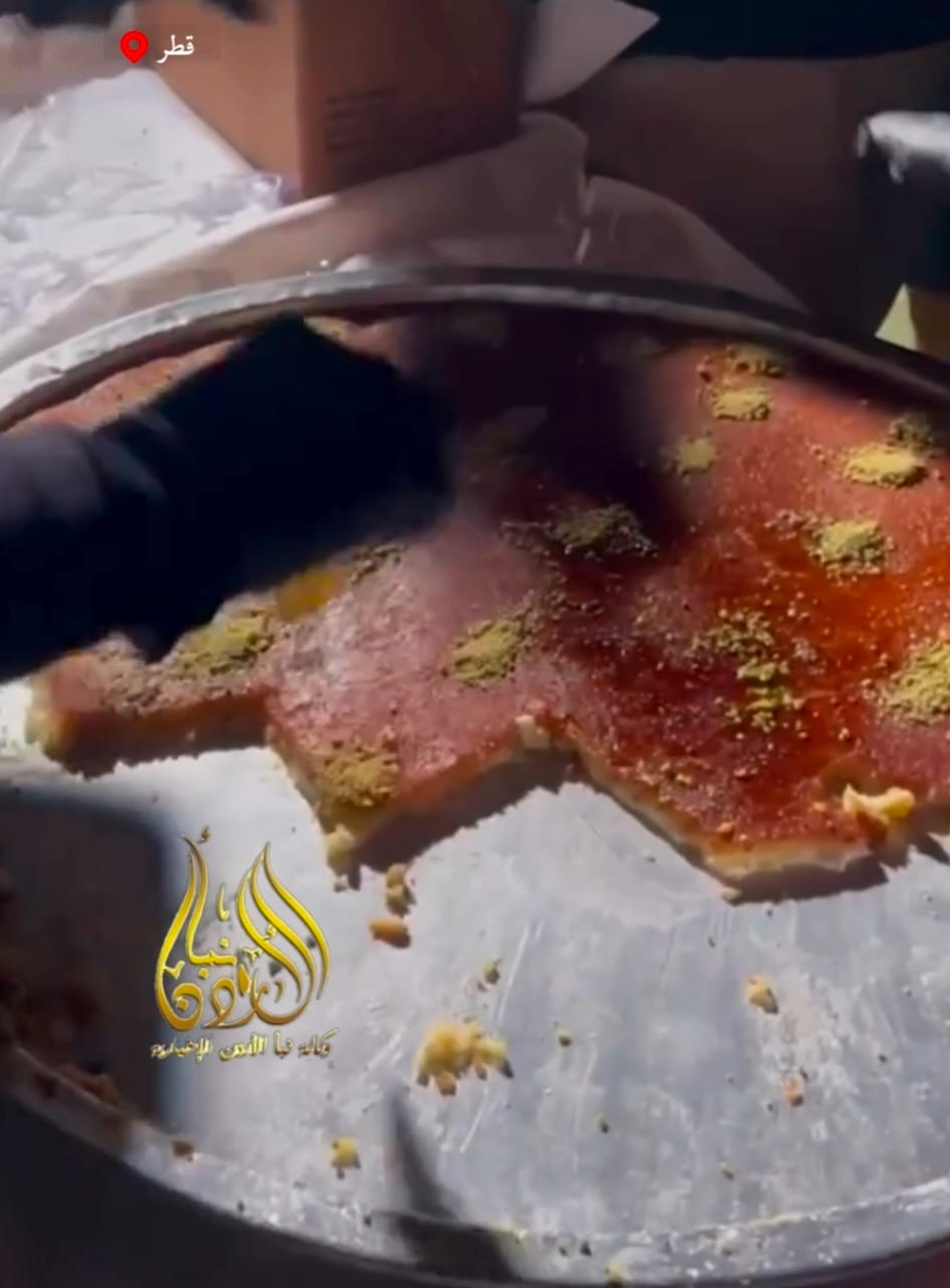 بمبادرة من ولي العهد والأميرة رجوة .. توزيع كنافة في سوق واقف بالدوحة (فيديو)