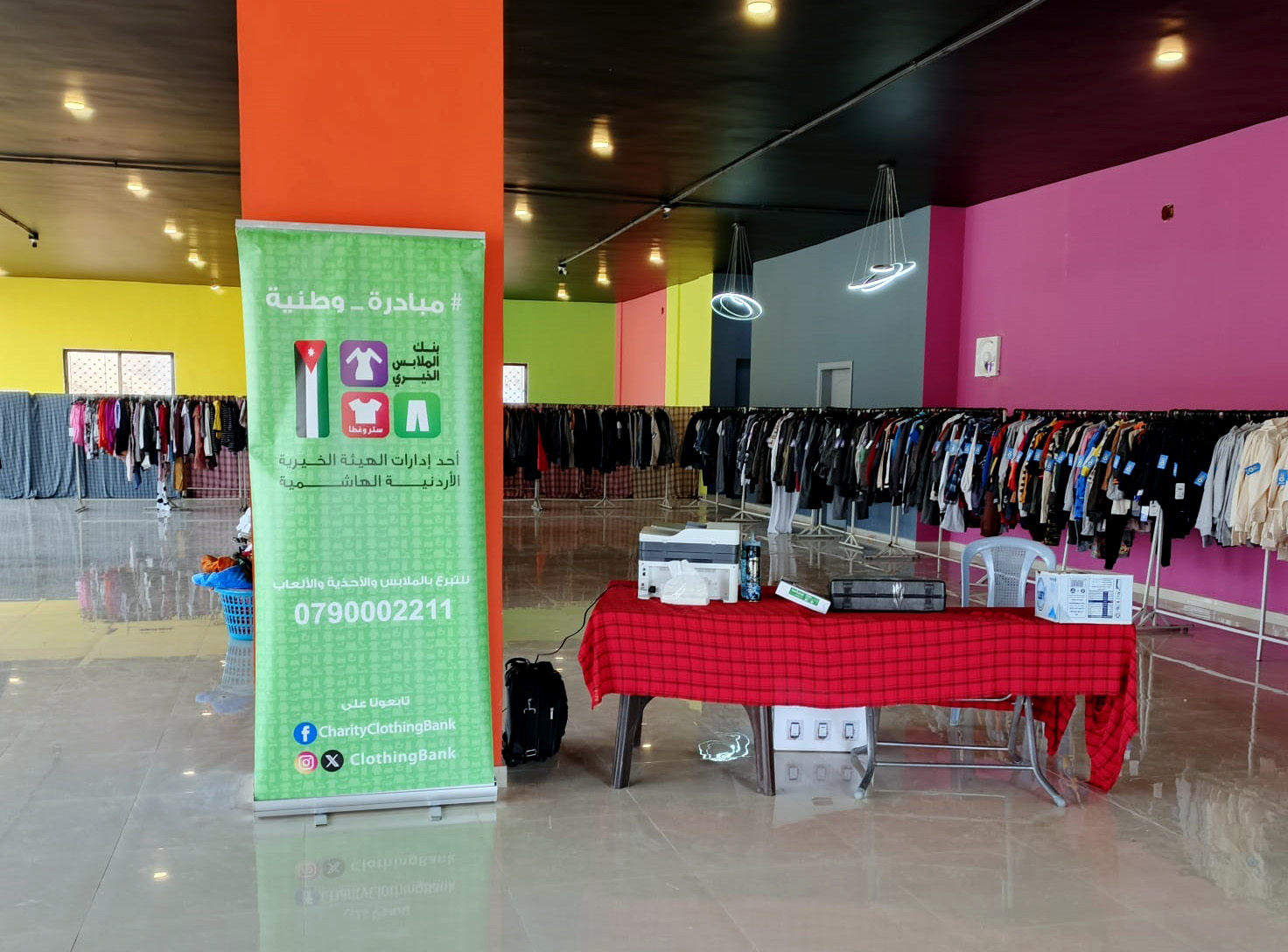 بنك الملابس الخيري يقيم نشاطًا إنسانيًا للاحتفال بمناسبة عيد الميلاد المجيد في صالاته الثابتة في عمان والكرك