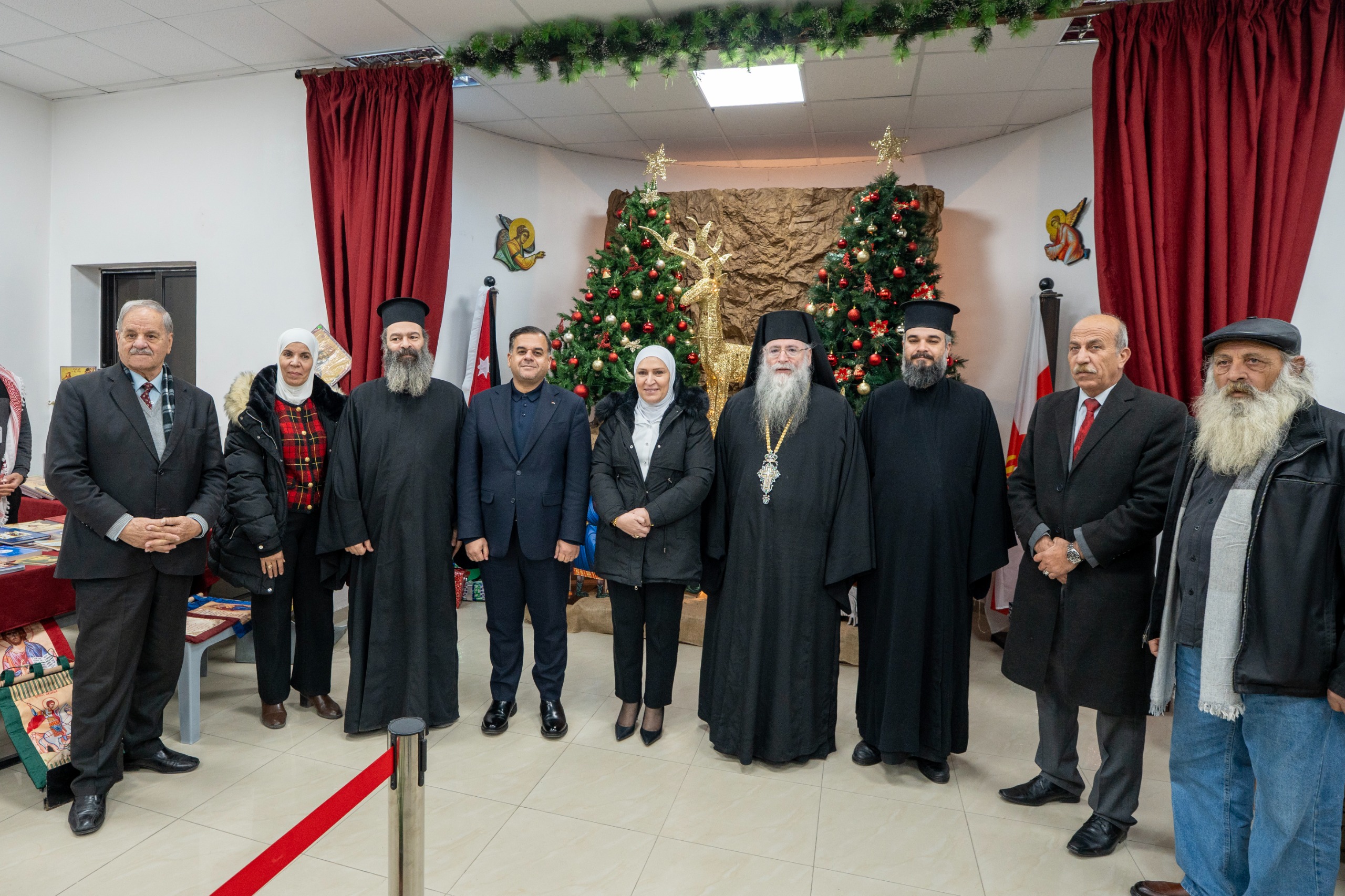 بمشاركة الجراح .. لأول مرة شجرة عيد الميلاد تضاء في تل إربد تجسيداً للتعايش الديني