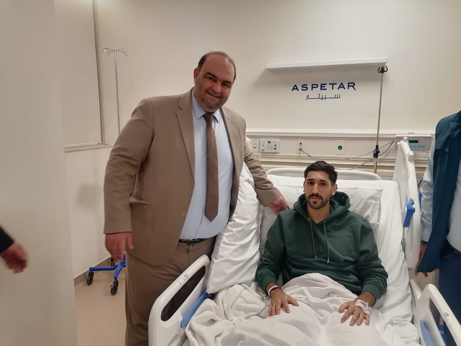 النائب مؤيد العلاونة يزور اللاعب يزن النعيمات للاطمئنان على صحته