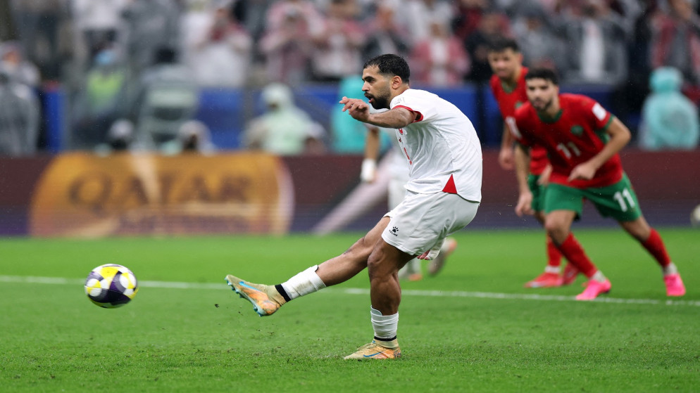 ولي العهد يتوج علي علوان بجائزة هداف بطولة كأس العرب