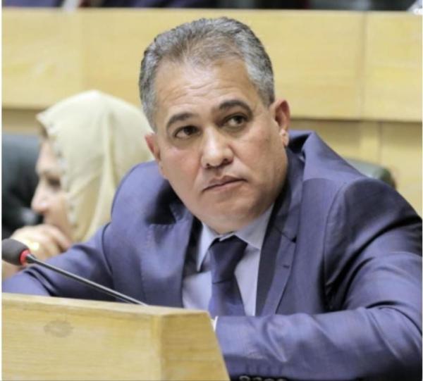 الهميسات يسائل الحكومة: هل استُهدف مدير المواصفات والمقاييس شخصياً بقرار التقاعد؟