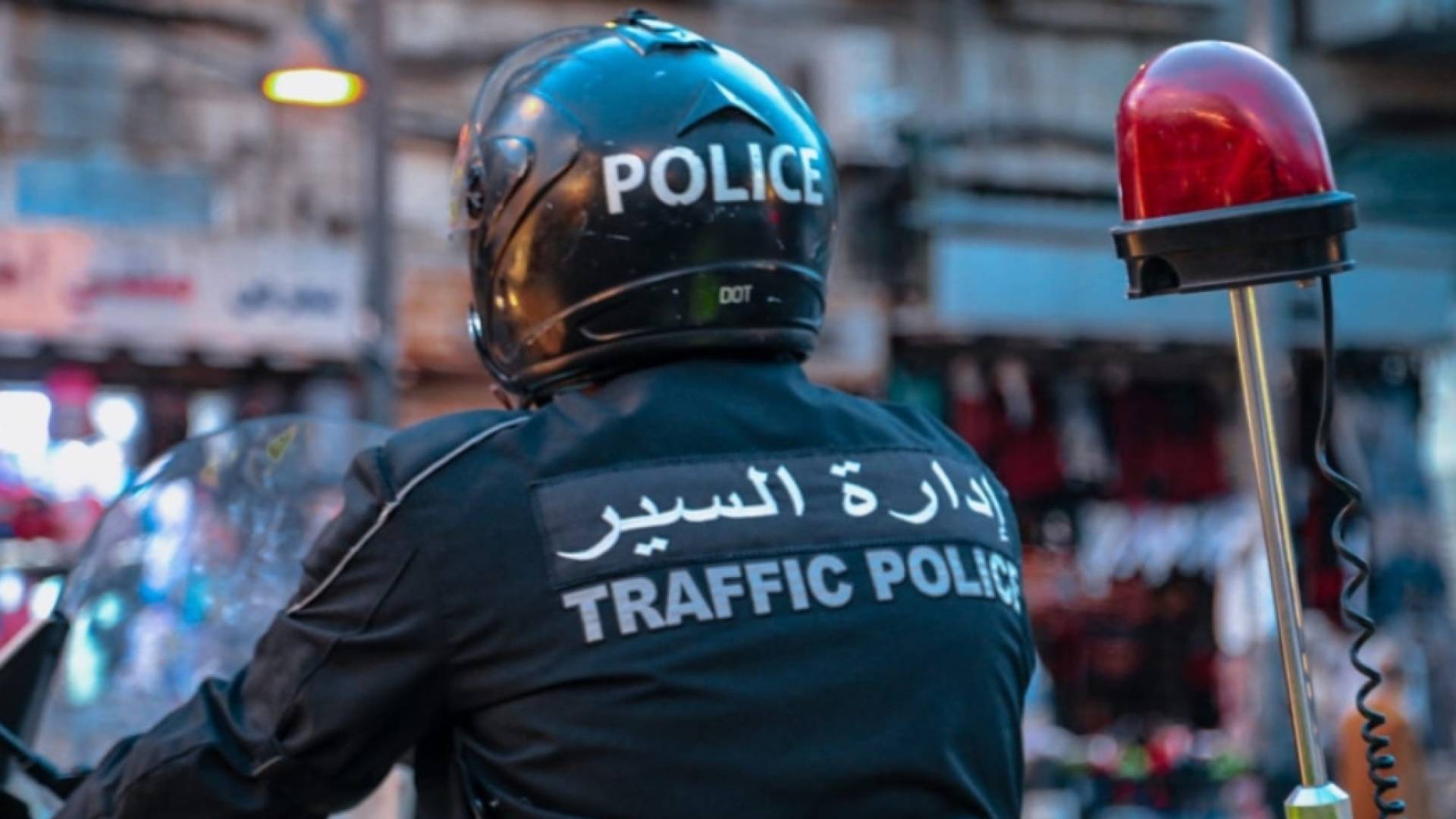 تباطؤ مروري على طريق المطار إثر تدهور صهريج مياه