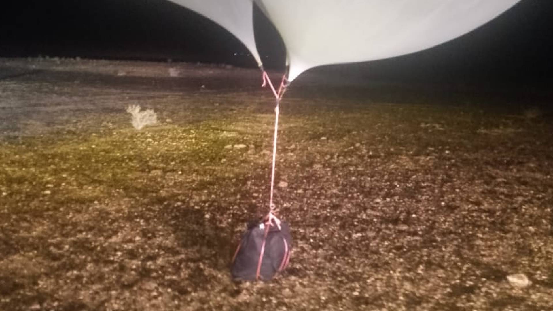 المنطقة العسكرية تحبط محاولة تهريب كميات كبيرة من المواد المخدرة محملة بواسطة بالونات 