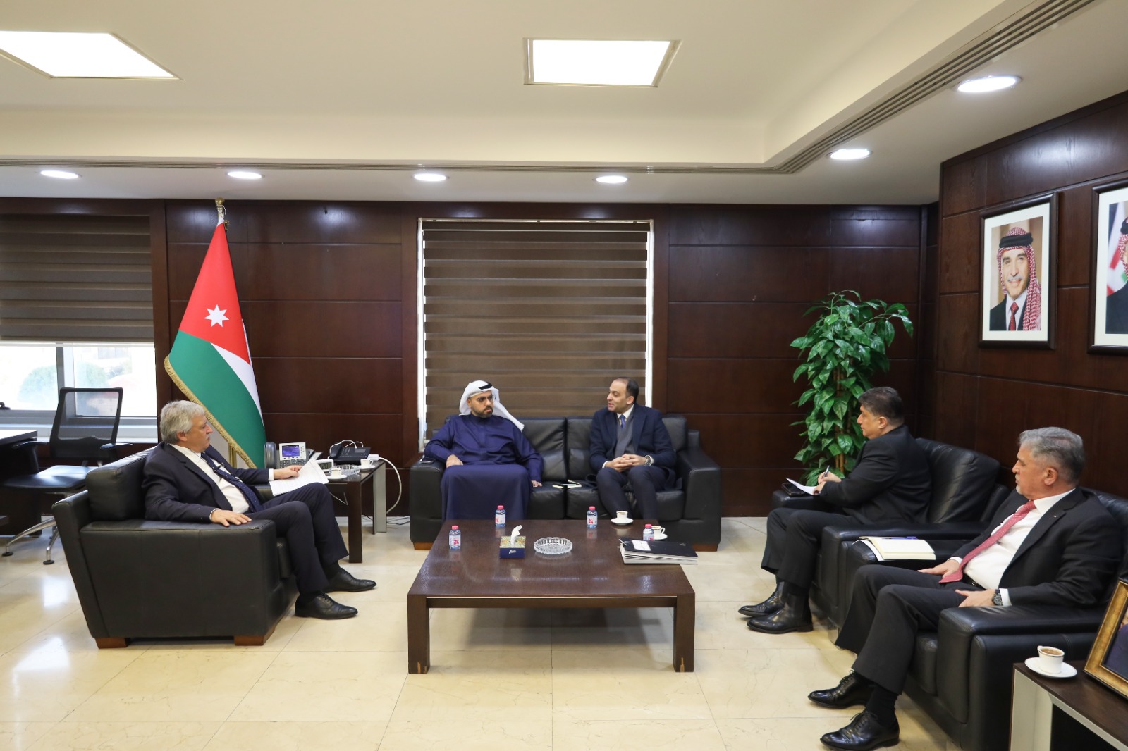 القطامين يبحث مع طيران الإمارات التعاون في النقل الجوي