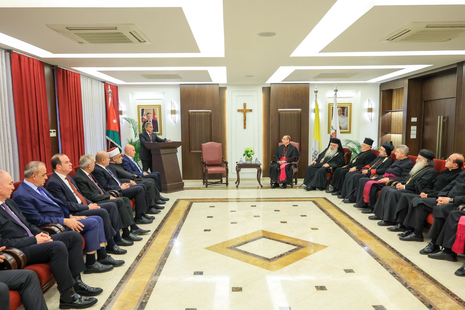 رئيس الوزراء يهنئ المسيحيين بعيد الميلاد المجيد وقرب حلول العام الميلادي الجديد