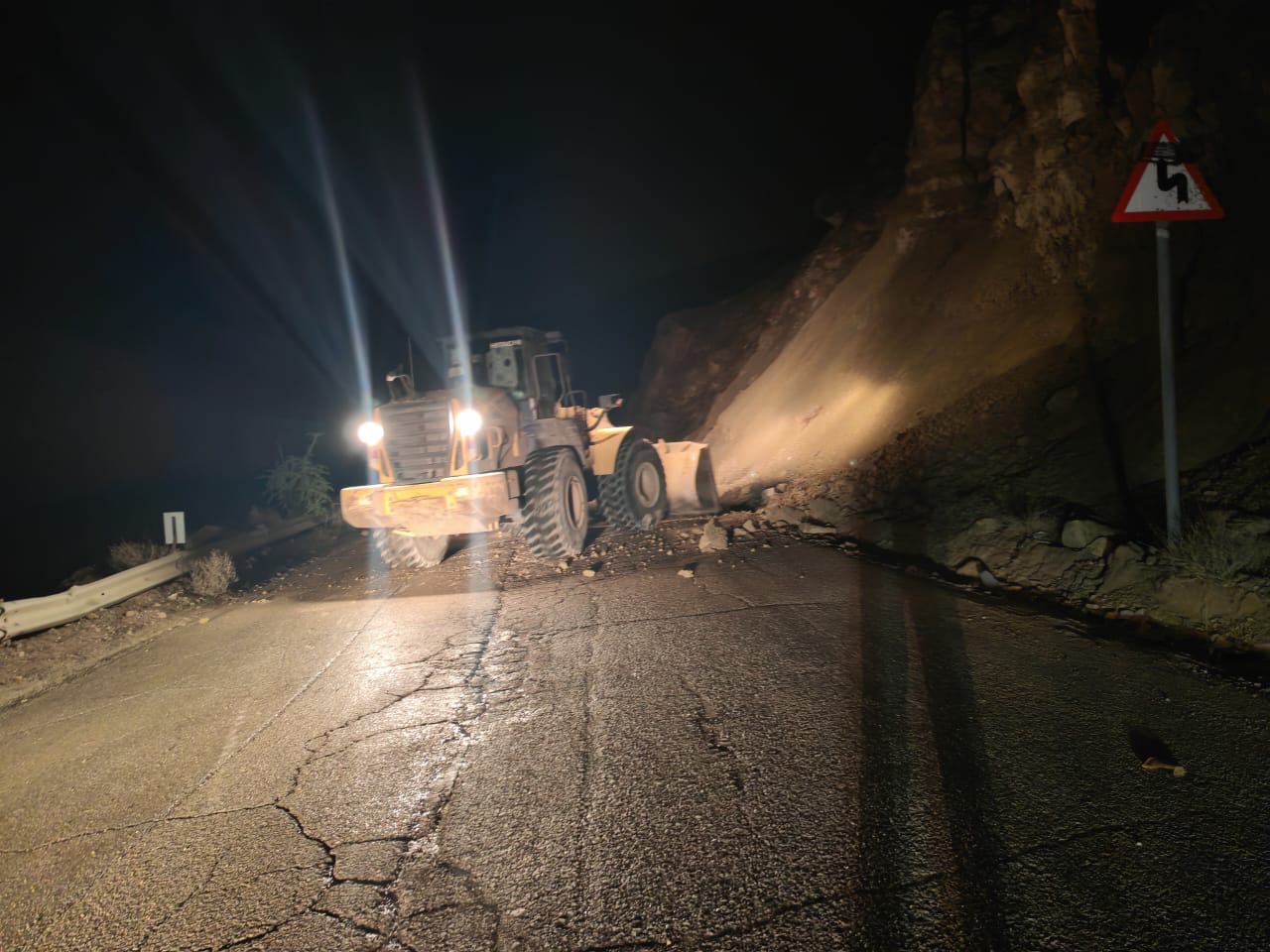 الأشغال: الفرق الميدانية تواصل جهودها للتعامل مع الحالة الجوية في مختلف محافظات المملكة