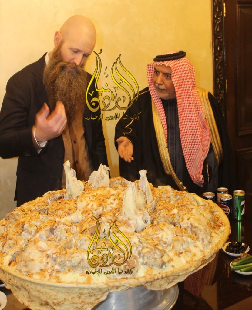 السفير الأمريكي في ضيافة الشيخ عيد الشوبكي .. وهذا ما صرّح به لأول مرة (صور)