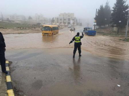 امانة عمان تتعامل مع ارتفاع منسوب المياه في بعض المواقع 