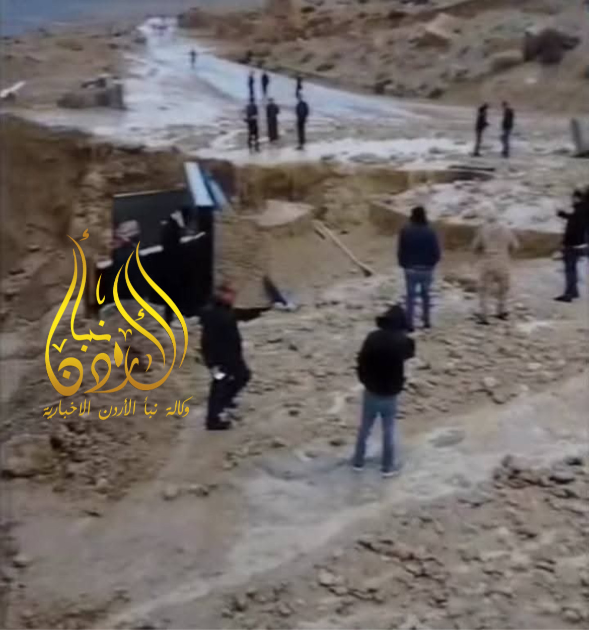 وزير الداخلية يتابع نداء مواطن في الكرك لمساعدة المحاصرين جراء السيول والانهيارات (صور)