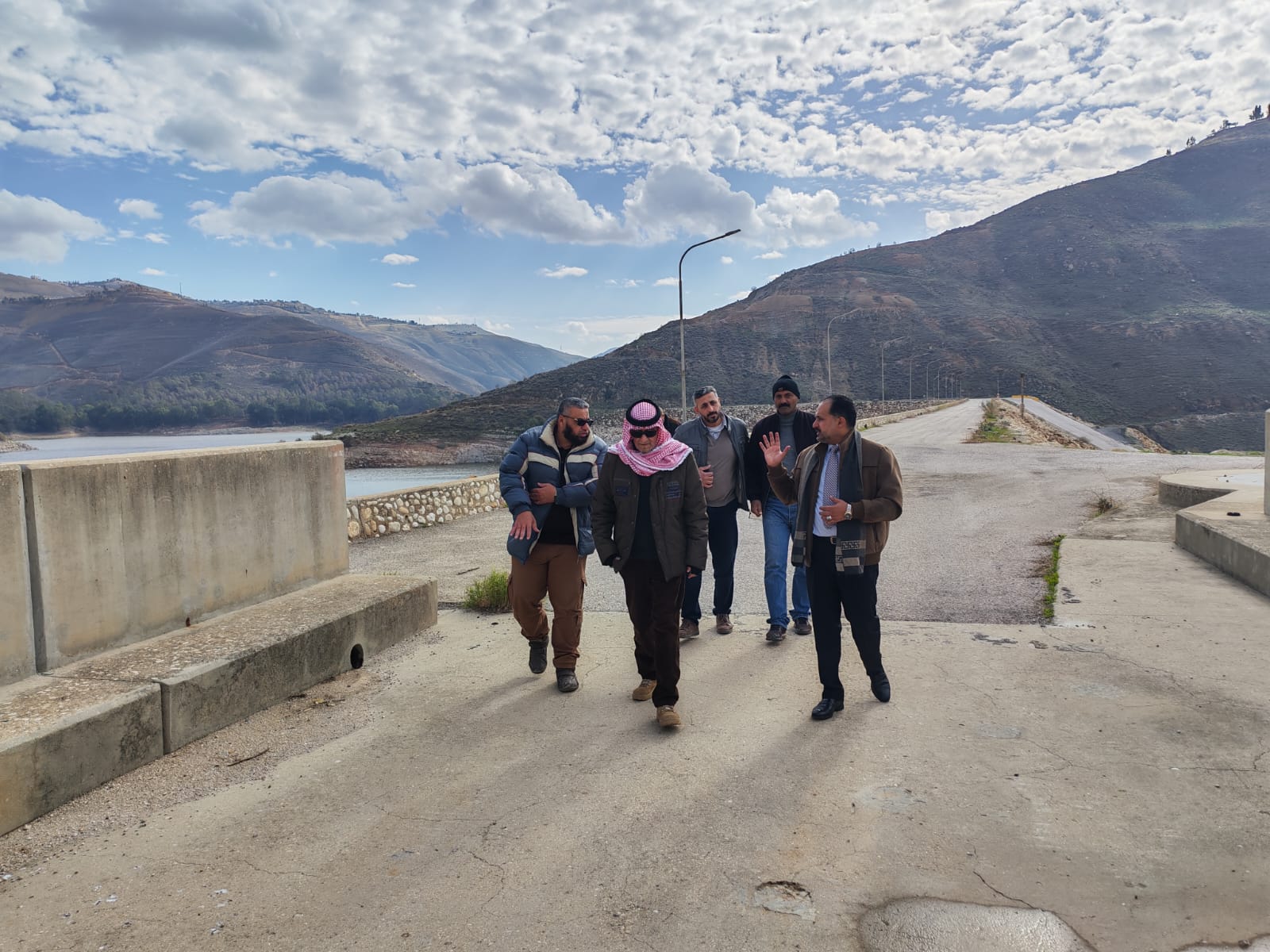 وزير المياه والري يطلع على جهود كوادر وادي الاردن في سد الملك طلال 