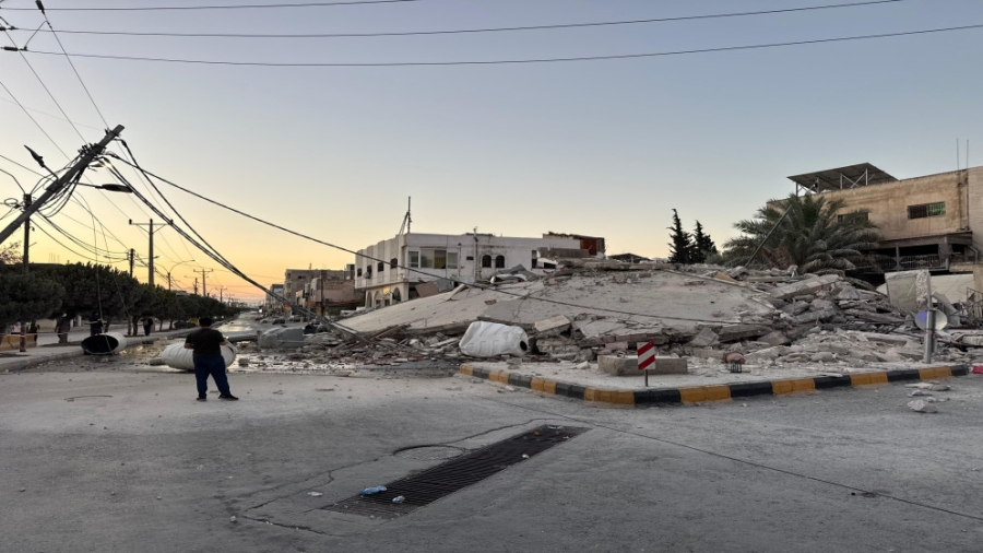 الجهات الامنية تتعامل مع انهيار جزئي لمبنى في وسط إربد