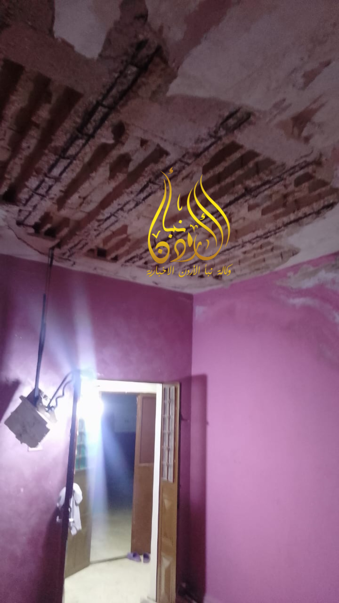 عاجل- انهيار سقف منزل على رؤوس ساكنيه في البقعة ( صور)