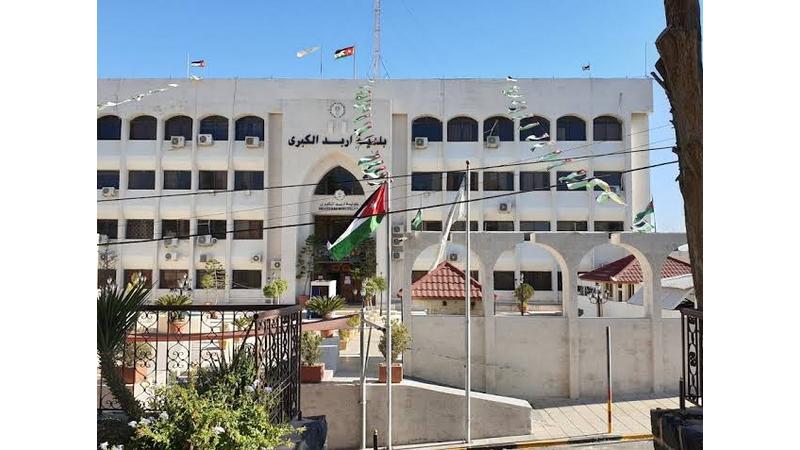 عاجل - بلدية إربد توقف عمل متعهدي الشوارع لحين قيامهم بصيانة مواقع الحفر