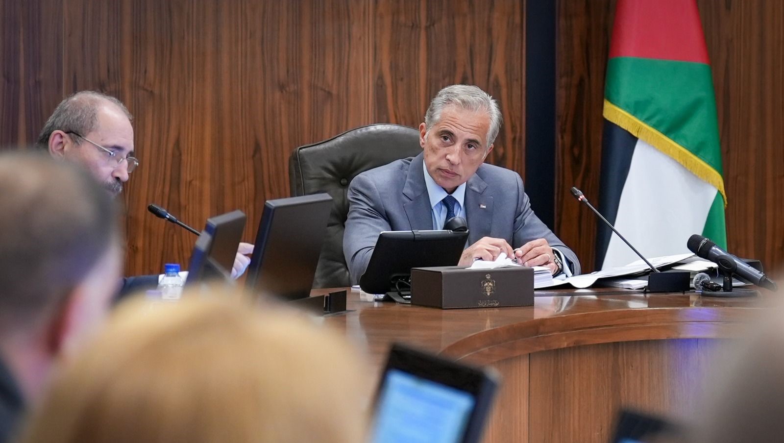 عاجل - رئيس الوزراء يؤكِّد ضرورة البناء على المؤشِّرات الاقتصاديَّة الإيجابيَّة التي تحققت العام الماضي