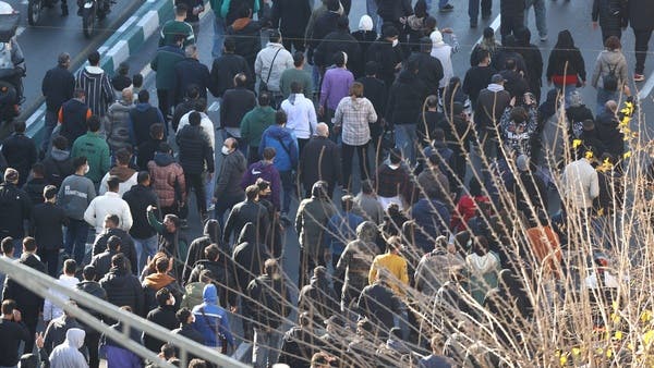 مقتل 16 خلال أسبوع من الاحتجاجات.. وإيران تقيّد الوصول للإنترنت