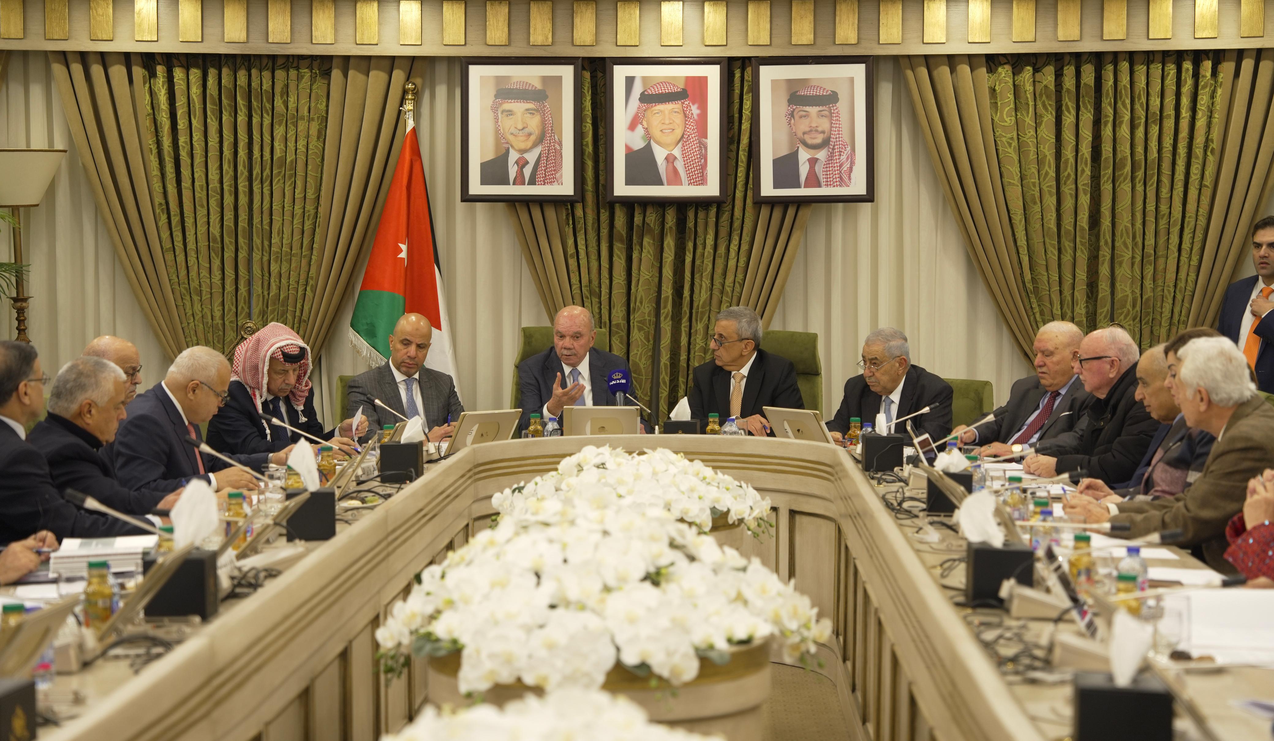 عاجل - الفايز : أسئلة كثيرة في ذهن المواطن عن ما يدور بـ 