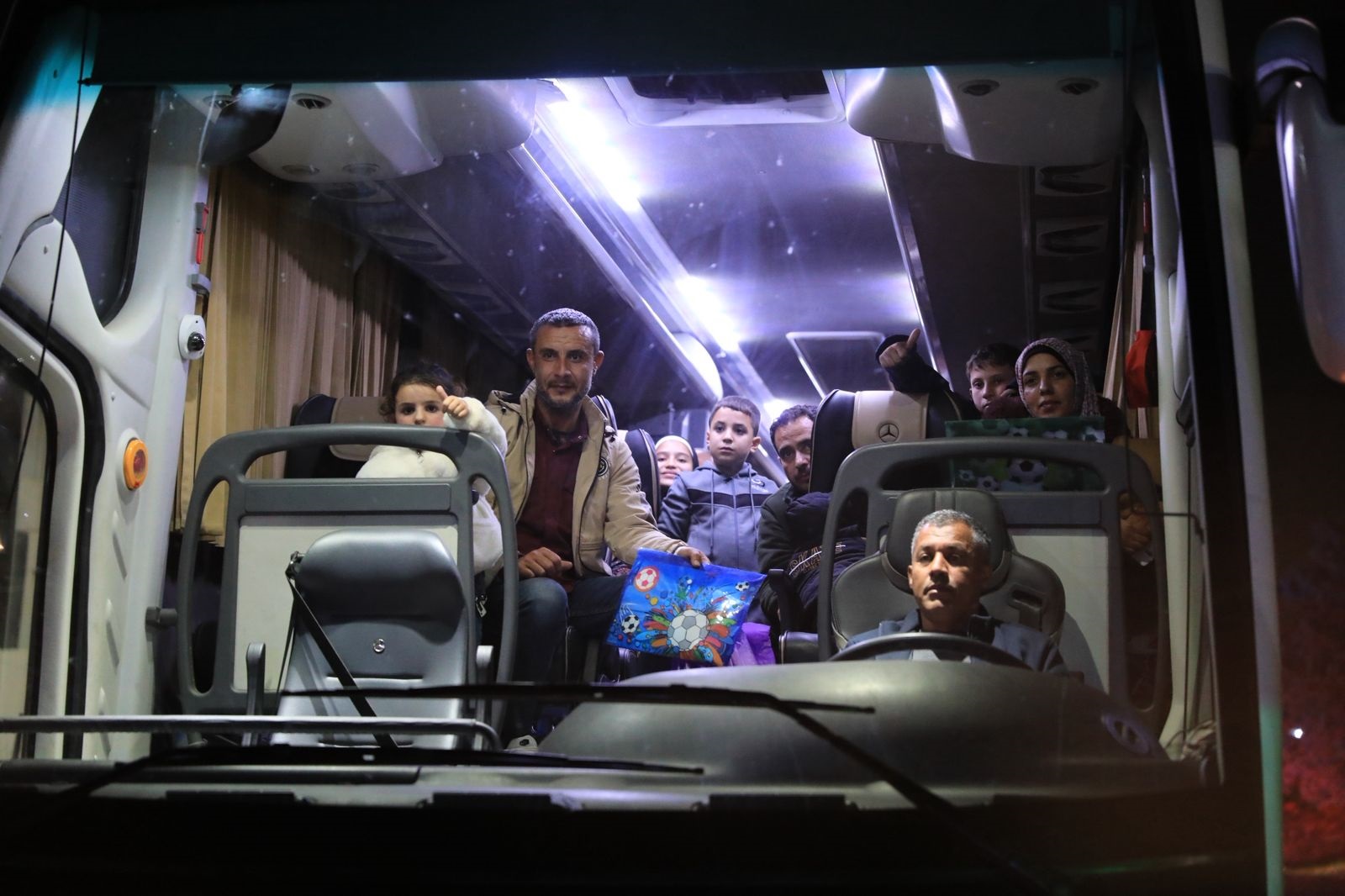 القوات المسلحة تجلي الدفعة العشرين من أطفال غزة المرضى للعلاج في الأردن