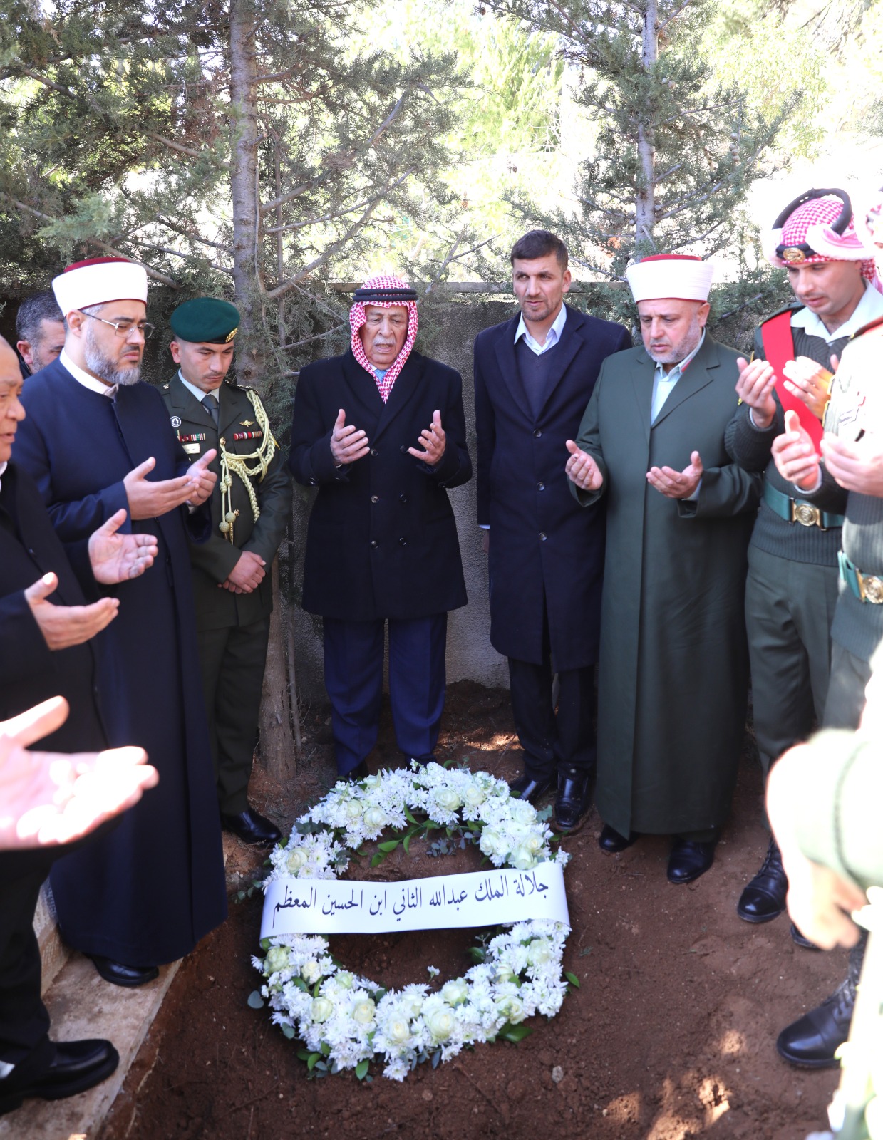 مندوبا عن الملك وولي العهد… العيسوي يشارك في تشييع جثمان رئيس الوزراء الأسبق علي أبو الراغب