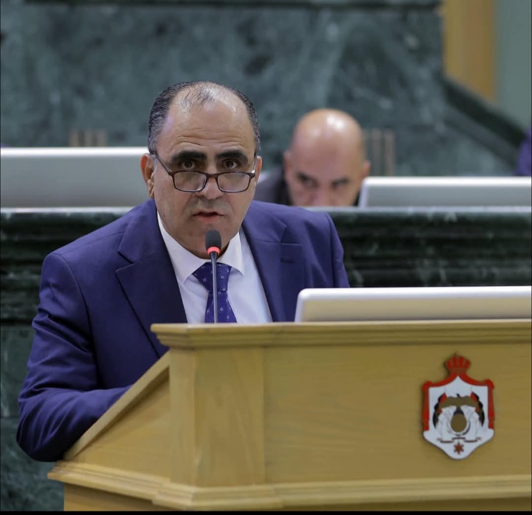 بني هاني يطالب بآلية واضحة لحل مخالفات السير ويطرح سؤالاً نيابياً حول دعم نقل طلبة الجامعات