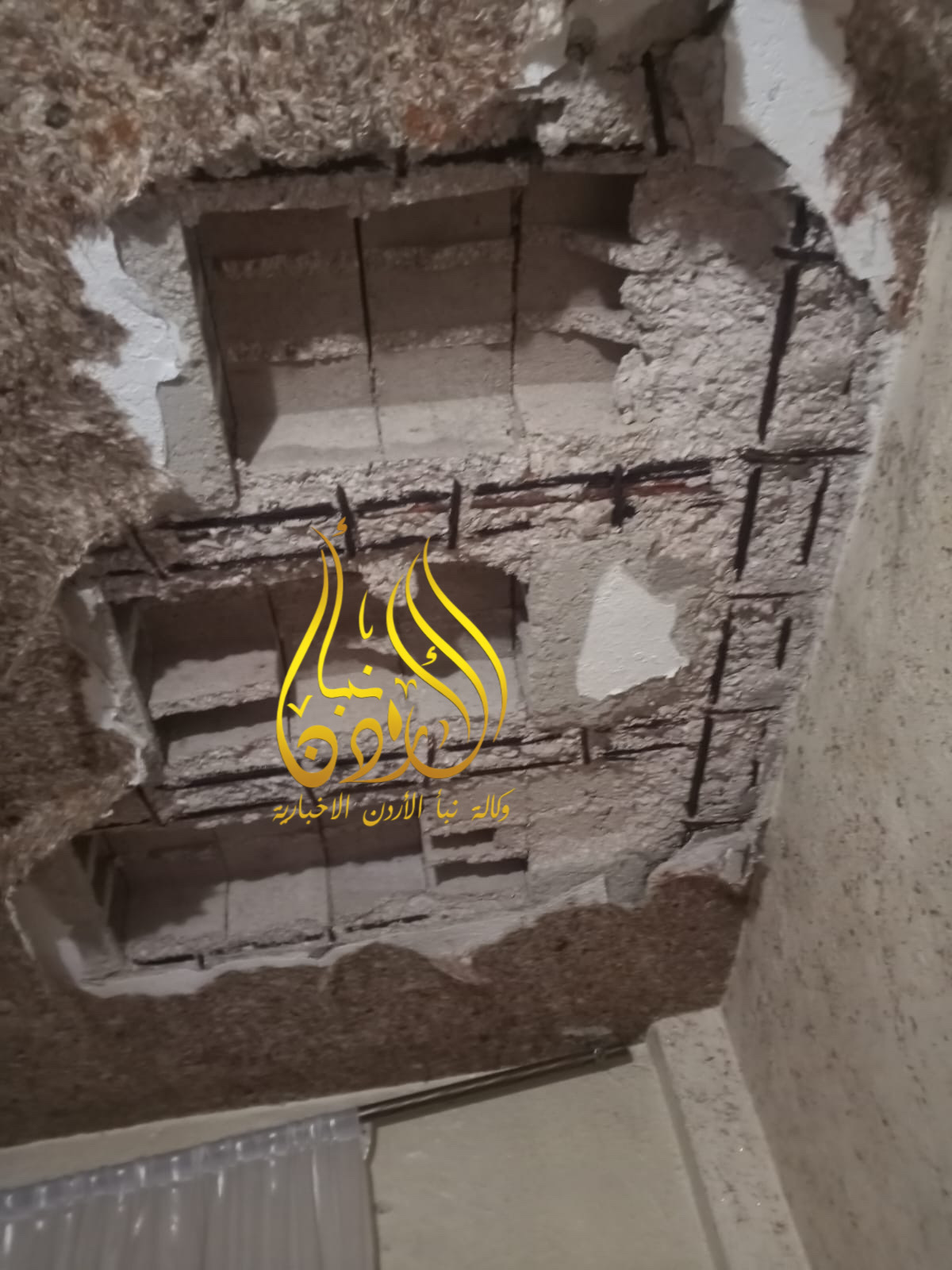 عاجل - انهيار أجزاء من منزل في مخيم البقعة .. إصابة شخص ونقل الأسرة لسكن بديل