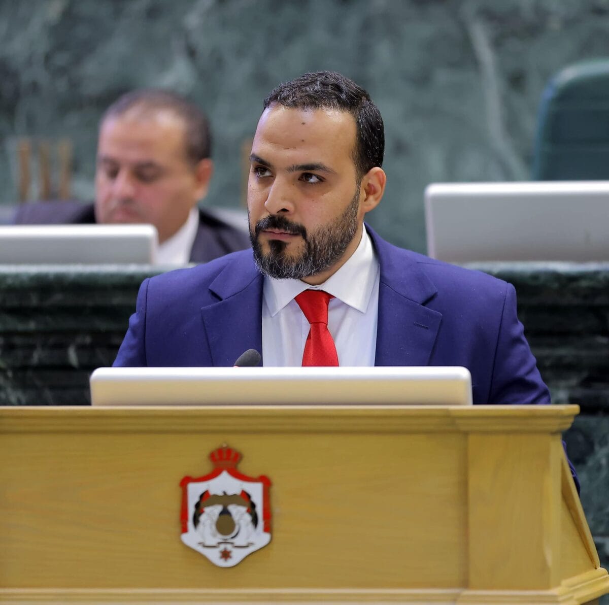 الهروط يطالب بالإسراع في صيانة طريق (برزا–الزقيبة) في مادبا