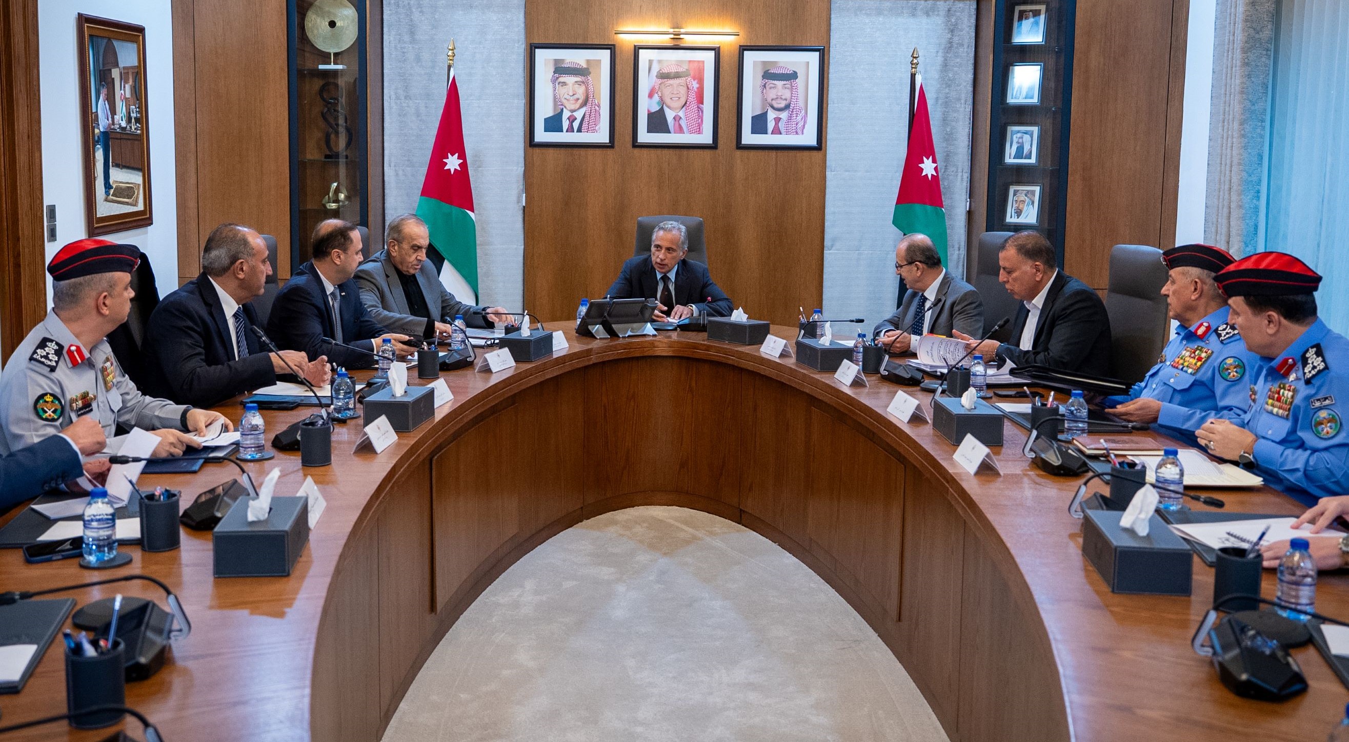 عاجل - رئيس الوزراء يعقد اجتماعاً لمتابعة الإجراءات التي اتَّخذتها الجهات المعنيَّة للتَّعامل مع ما شهدته بعض المناطق من أضرار جرَّاء الأحوال الجويَّة