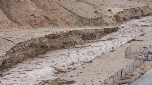 إنقاذ أشخاص حاصرتهم السيول في الزرقاء