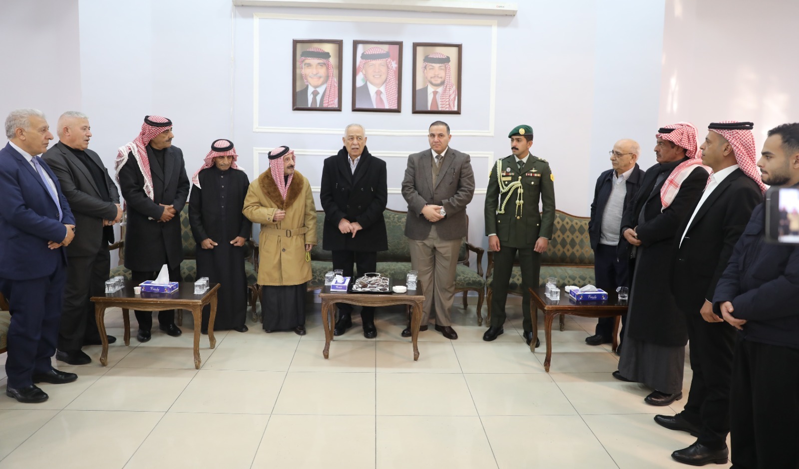 مندوبا عن الملك وولي العهد.. العيسوي يعزي بوفاة زوجة الوزير والعين السابق النجادات