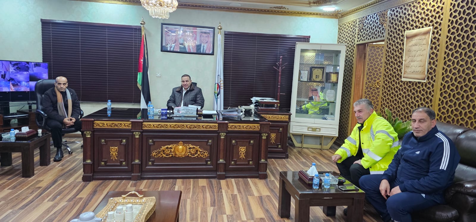 محافظ الزرقاء يتابع الاستعدادات للمنخفض الجوي ويشرف ميدانياً على إنقاذ عالقين في الغباوي