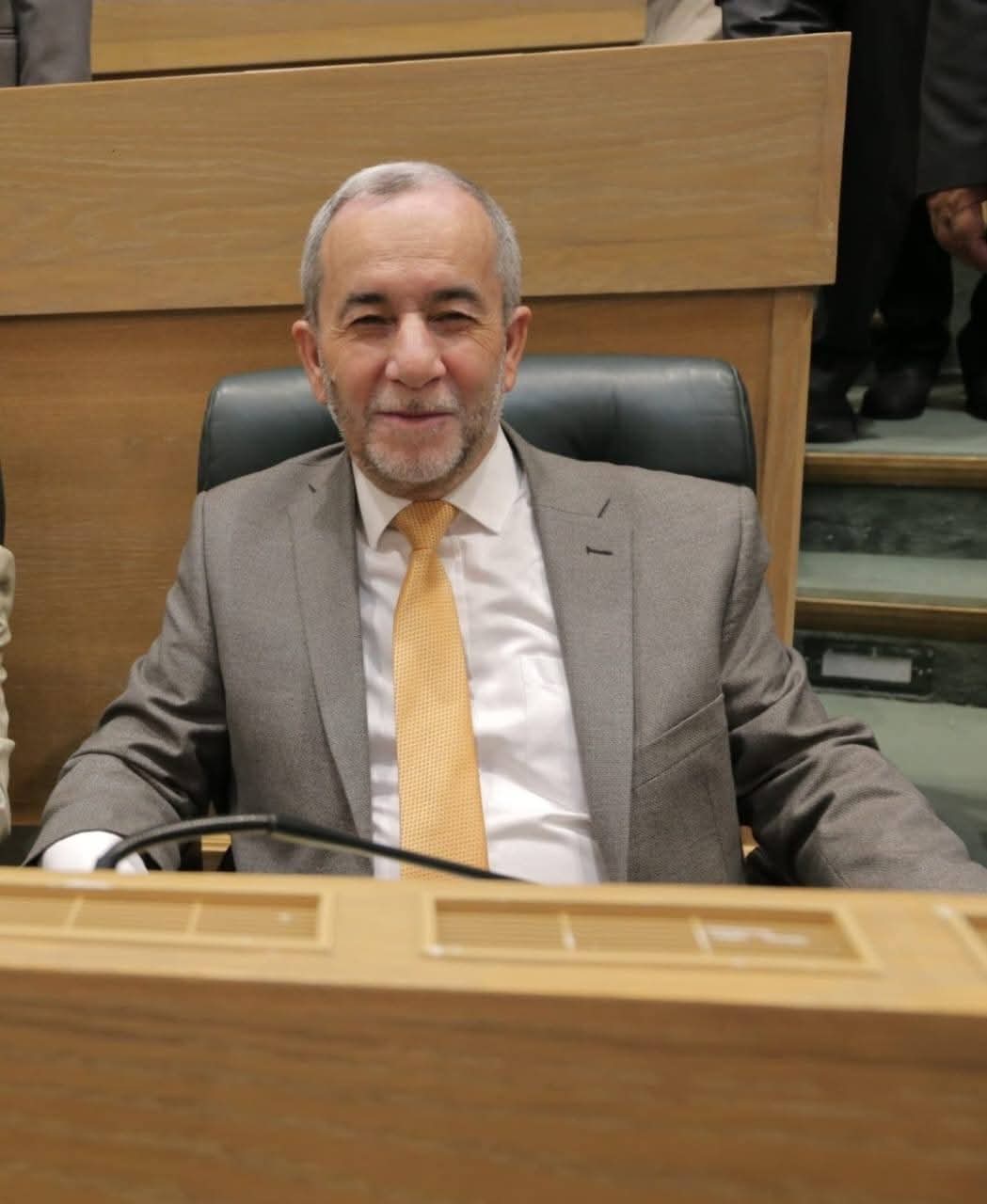 مشوقة يسأل الرئيس حسان عن بطولة الدرع ونوعية الملاعب التي تقام عليها وسلامة اللاعبين وتعويض الأندية المحترفة