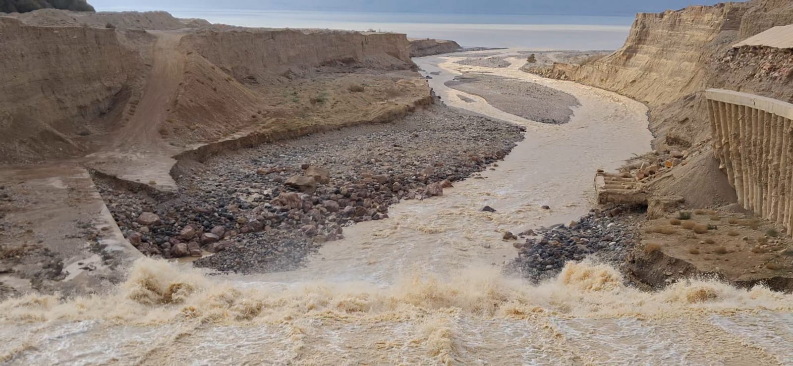 أبو السمن يتفقد جسور البحر الميت ويوجه بتعزيز حمايات مخارج جسري 'زرقاء ماعين وشقيق' بشكل جذري عقب السيول