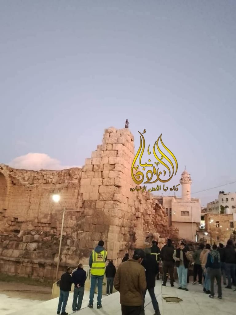 عاجل - شاب يهدد بإنهاء حياته من فوق مرتفع أثري بجرش (فيديو)