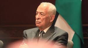 العيسوي ينقل تمنيات الملك وولي العهد بالشفاء العاجل لرئيس الوزراء الأسبق أحمد عبيدات