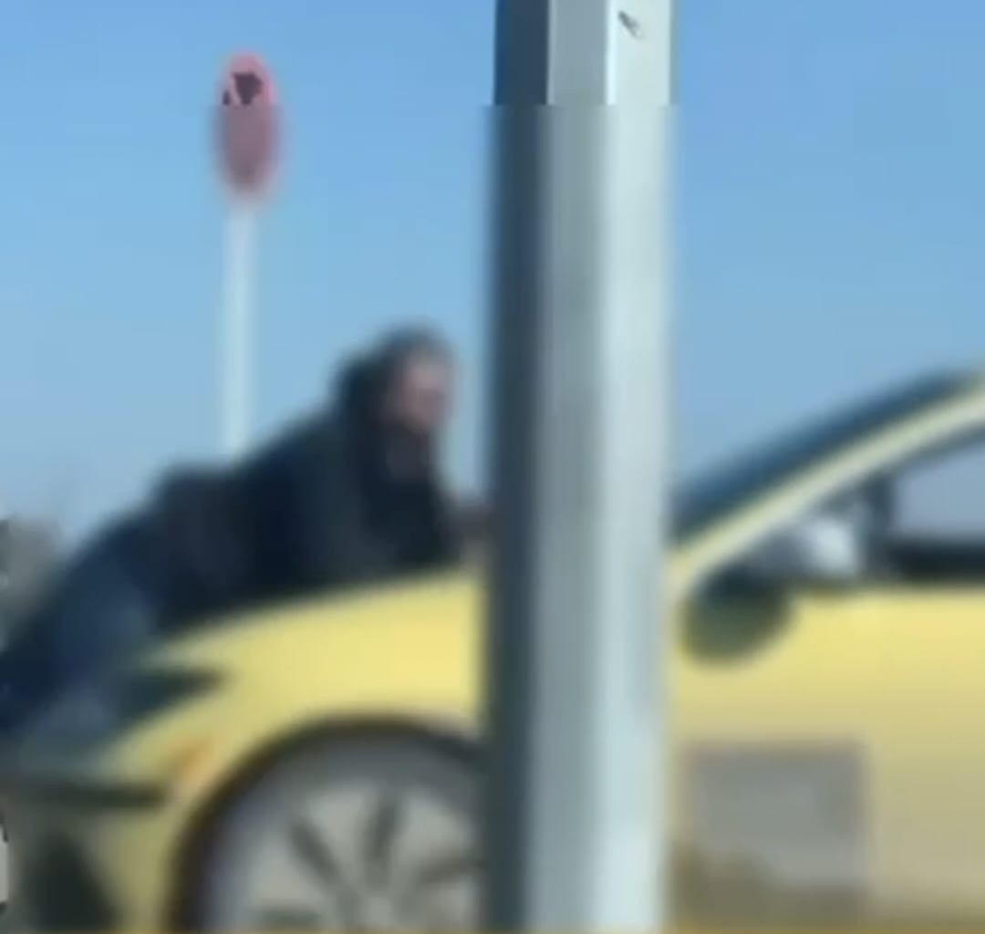 شخص يجلس على الصندوق الأمامي للمركبة أثناء مسيرها .. والسير : تم الحجز (فيديو)