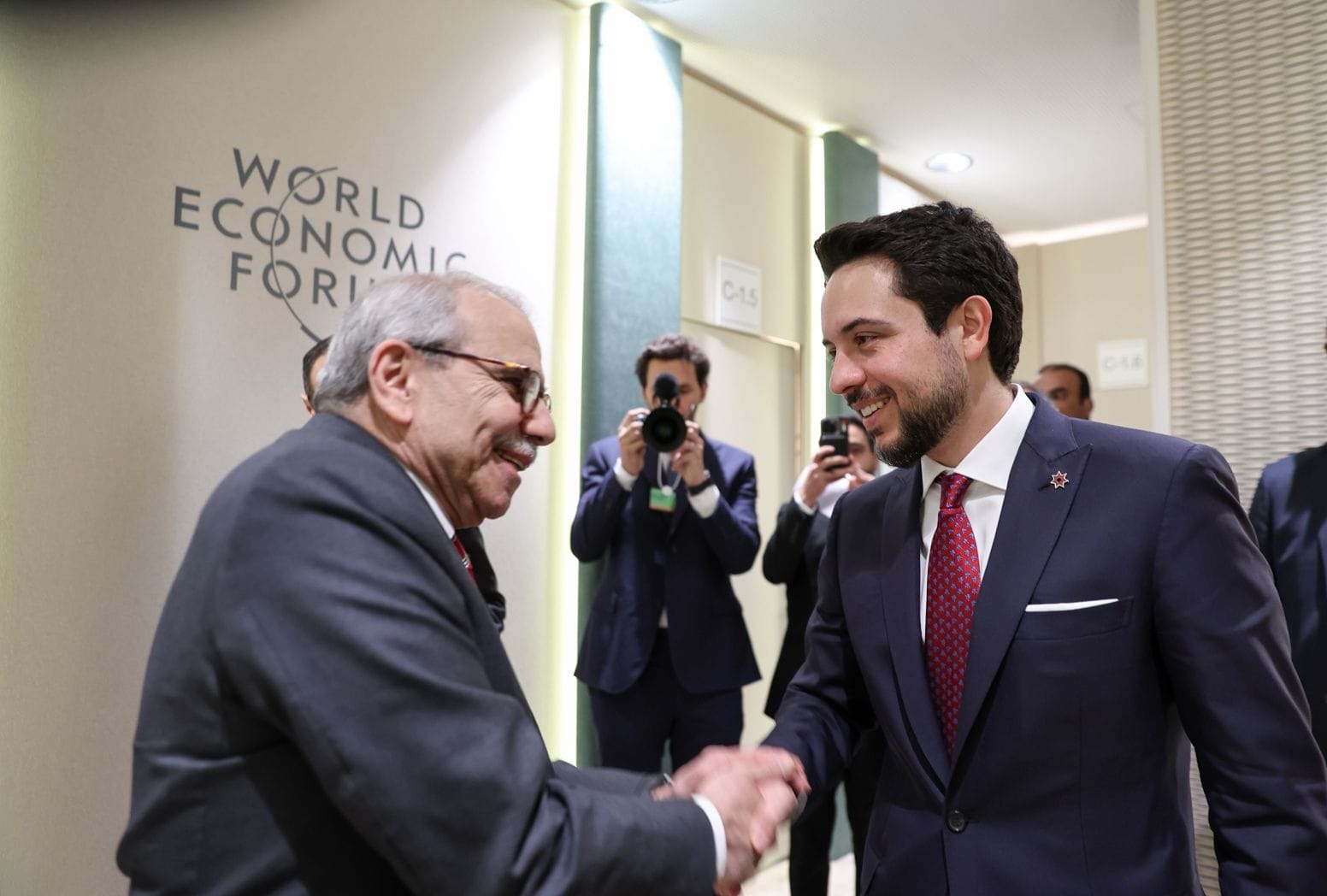 ولي العهد يلتقي رئيس الوزراء اللبناني ويؤكد متانة العلاقات بين البلدين