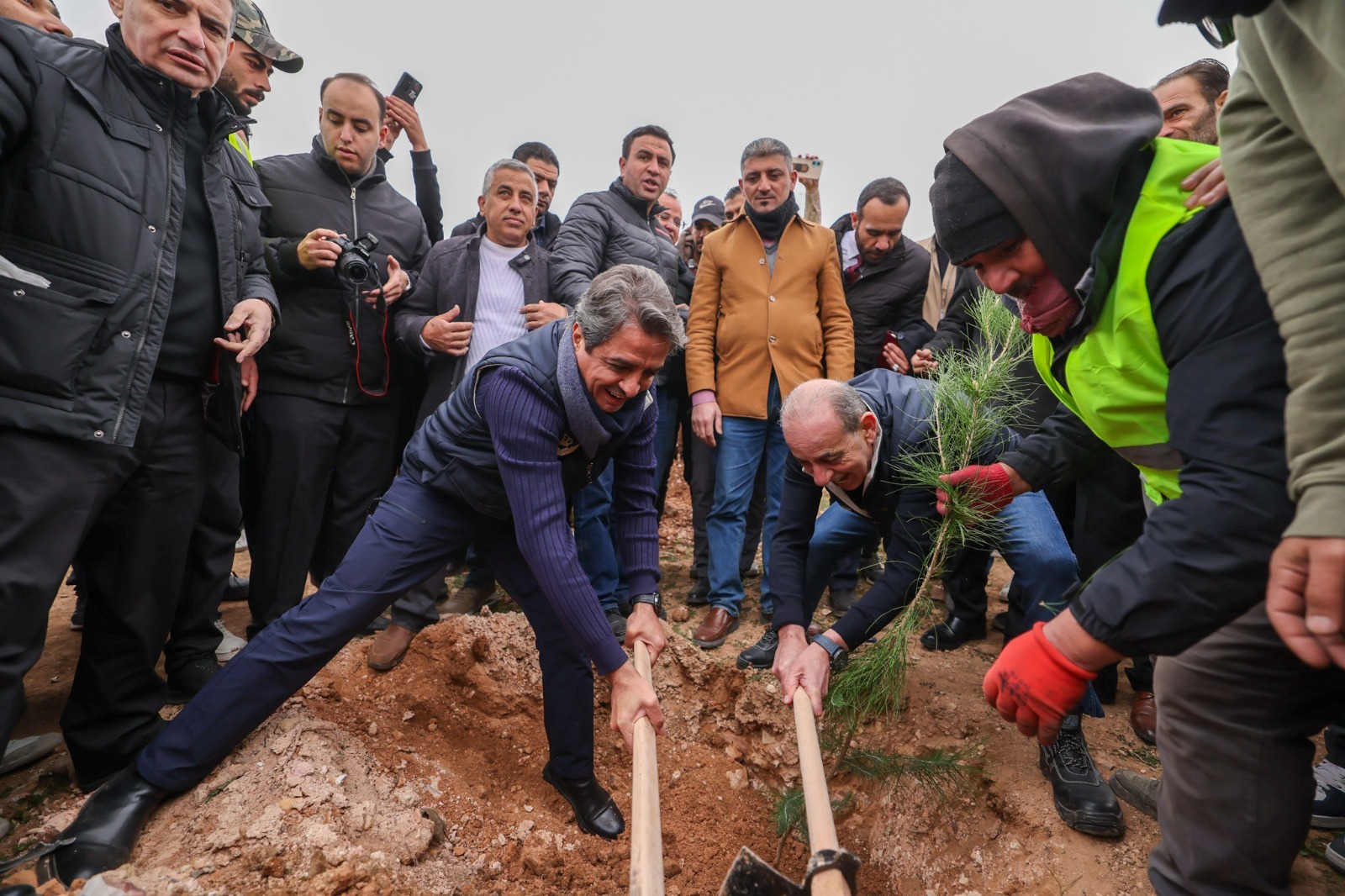 وزارات الإدارة المحلية والزراعة والشباب تنفذ فعاليات غرس آلاف الأشجار في إطار الحملة الوطنية للتشجير والتخضير